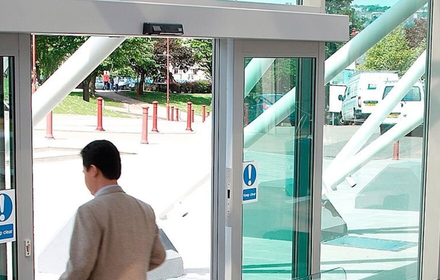 Automatic sliding entrance doors